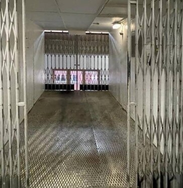 Tavarahissi ennen modernisoitia Tavarahissi ennen modernisoitia