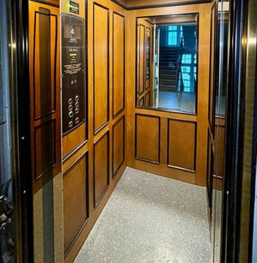 Helsingin Museokadulla 1935 valmistuneen hissiin modernisointi Helsingin Museokadulla 1935 valmistuneen hissiin modernisointi