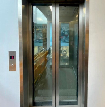 Helsingin Museokadulla 1935 rakennettu hissiin modernisoitiin