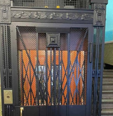 Helsingin Museokadulla 1935 rakennettu hissiin modernisoitiin Helsingin Museokadulla 1935 rakennettu hissiin modernisoitiin